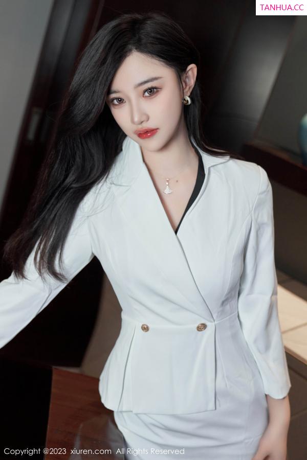   [XiuRen]高清写真图 2023.06.12 No.6900 妙可可Cheese 黑丝美腿第16张图片